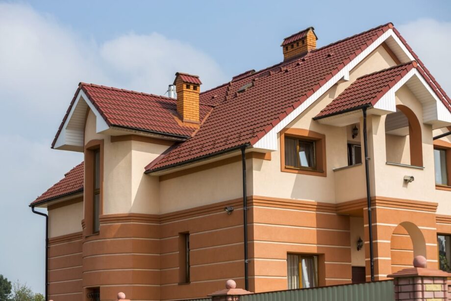 Ceglane dachy ozdabiają elegancki dom z brązową elewacją.