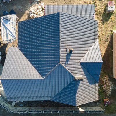 Widok z góry na dach domu, idealny przykład wysokiej jakości produktu oferowanego w ramach sprzedaży dachów.